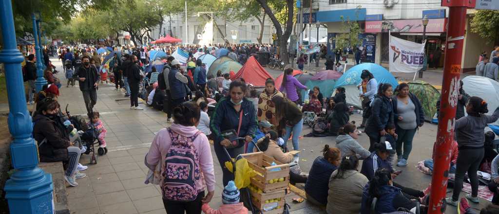 Fotos: así acampa el Polo Obrero en pleno centro mendocino