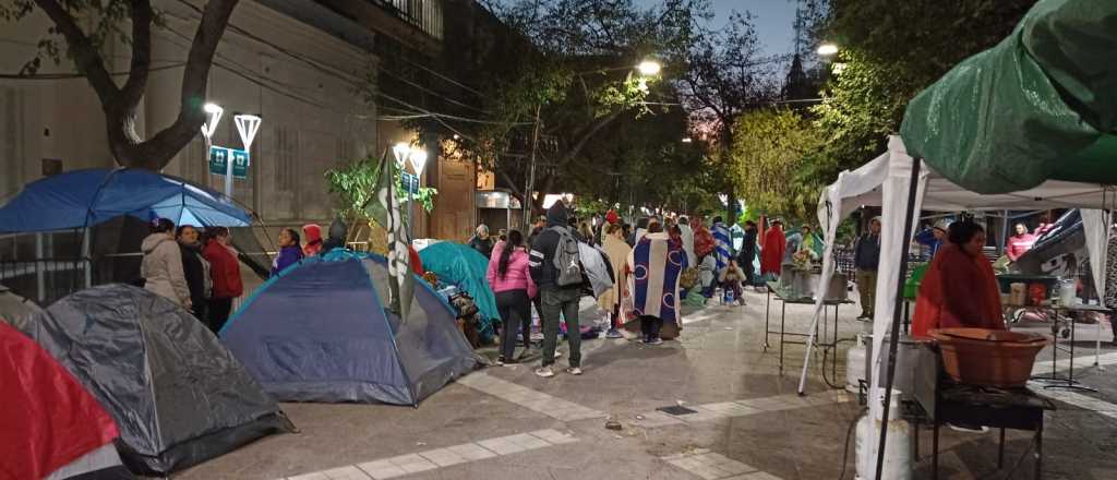 Así fue el acampe del Polo Obrero durante la noche frente a la Legislatura