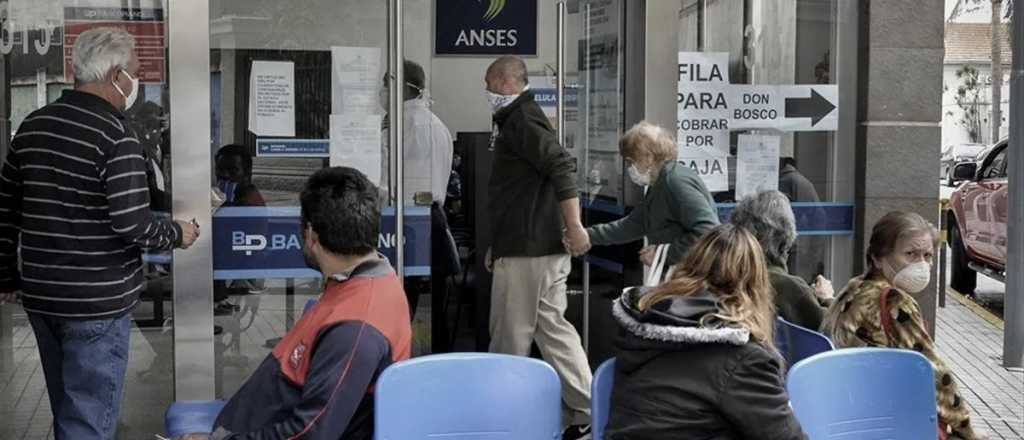 El Gobierno oficializó el bono de $12 mil para jubilados y los requisitos