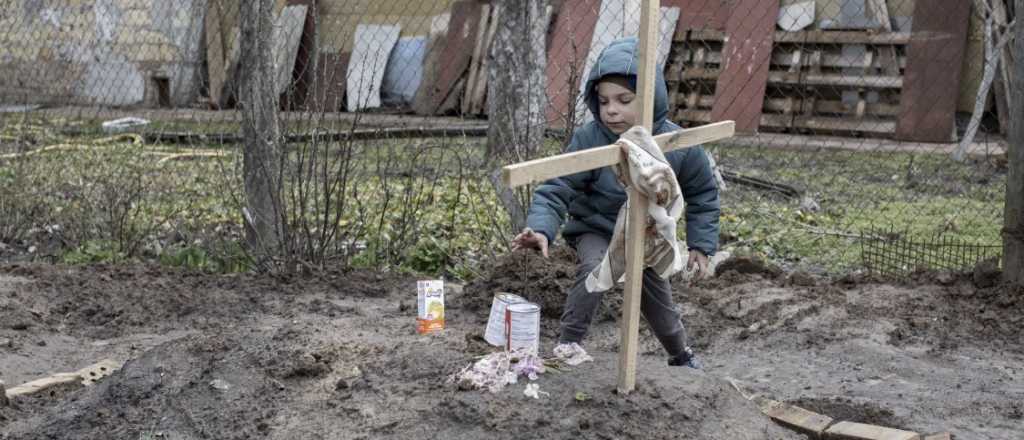 El niño y la tumba de su madre muerta en Bucha