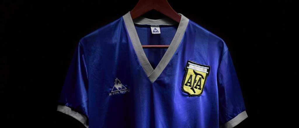 Hay pruebas: ¿la camiseta de Maradona a subastar es la de la mano de Dios?