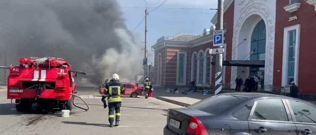 Rusia bombardeó una estación de tren: 50 muertos