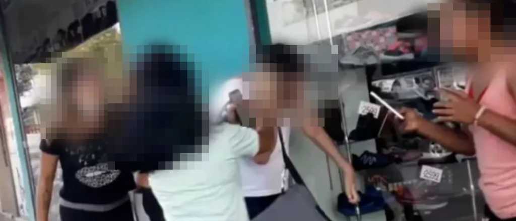 Se hizo pasar por su hija, citó al hombre que la acosaba y lo golpeó