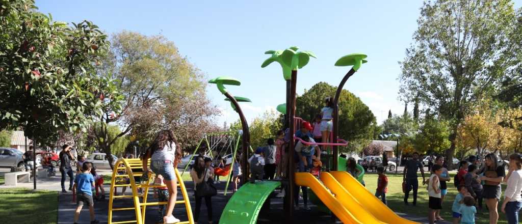 Gran festejo popular por la inauguración de una plaza en Rama Caída 