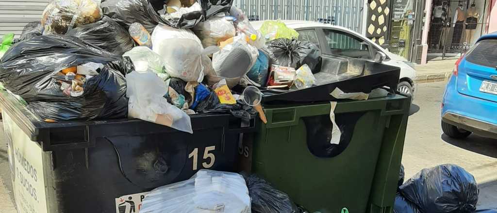 Una ciudad tapada de basura por el apriete de los Moyano