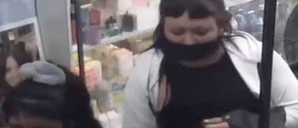 Video: mecheras arrasaron con billeteras en un comercio de Tunuyán