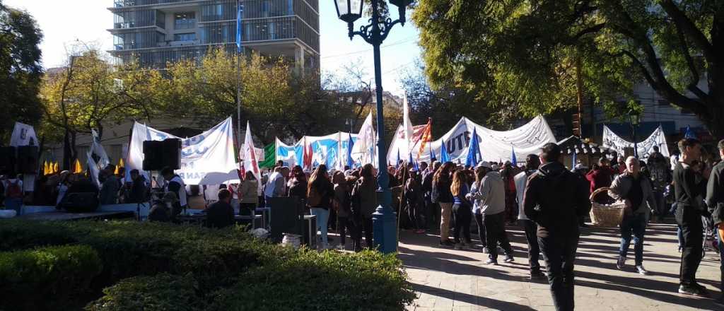 Los sindicatos pidieron frente a la Legislatura reabrir las paritarias