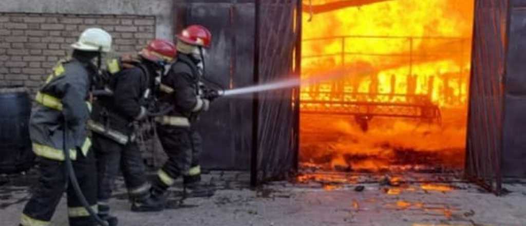 Video: se incendió el bar Suburbia de Godoy Cruz y la destrucción fue total