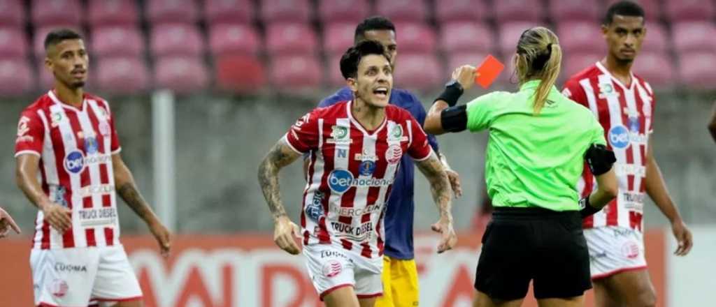 Video: un futbolista brasileño quiso pegarle a una referí 