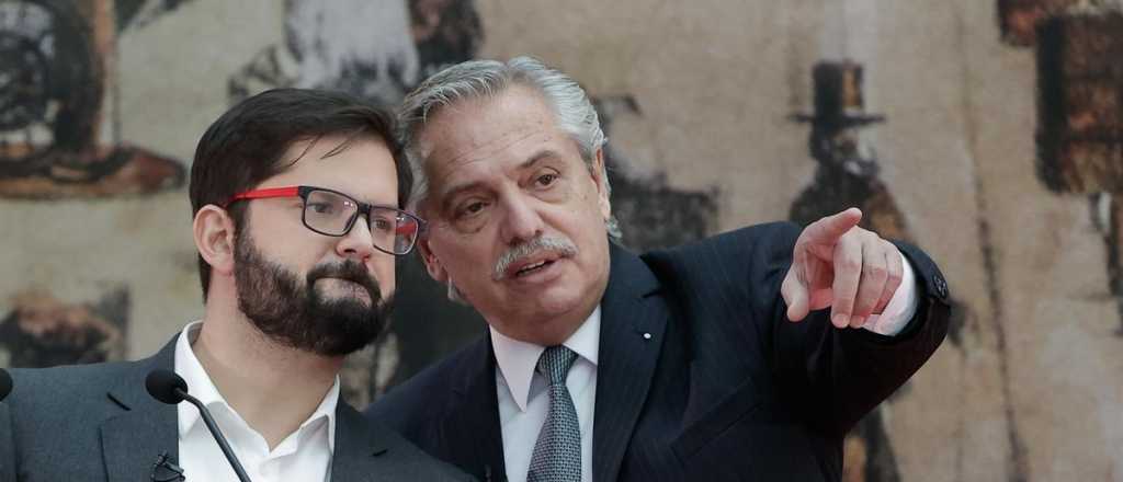 Gabriel Boric criticó la entrega de planes sociales en Argentina