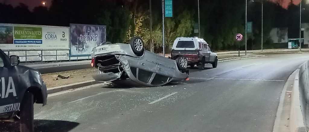 Un joven ebrio le robó el auto a sus padres y volcó en Luján