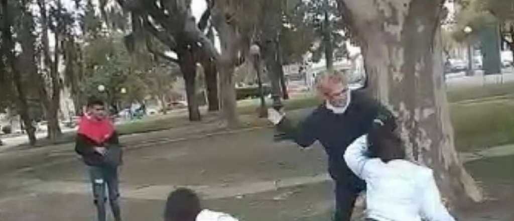 Video: piñas entre dos alumnas y una docente las separó a cachetazos