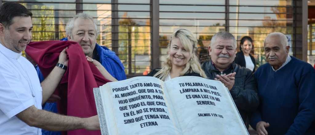 Las Heras inauguró un monumento a la Biblia en Uspallata