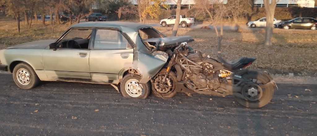 ¿Por qué esta foto? La moto del novio de Lucoski no quedó incrustada en el auto