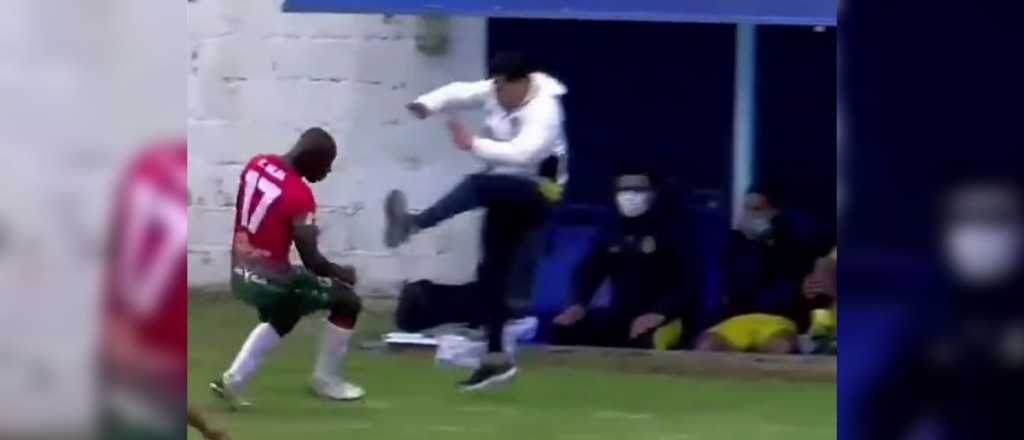 Video: un DT le dio un planchazo en la entrepierna a un jugador rival