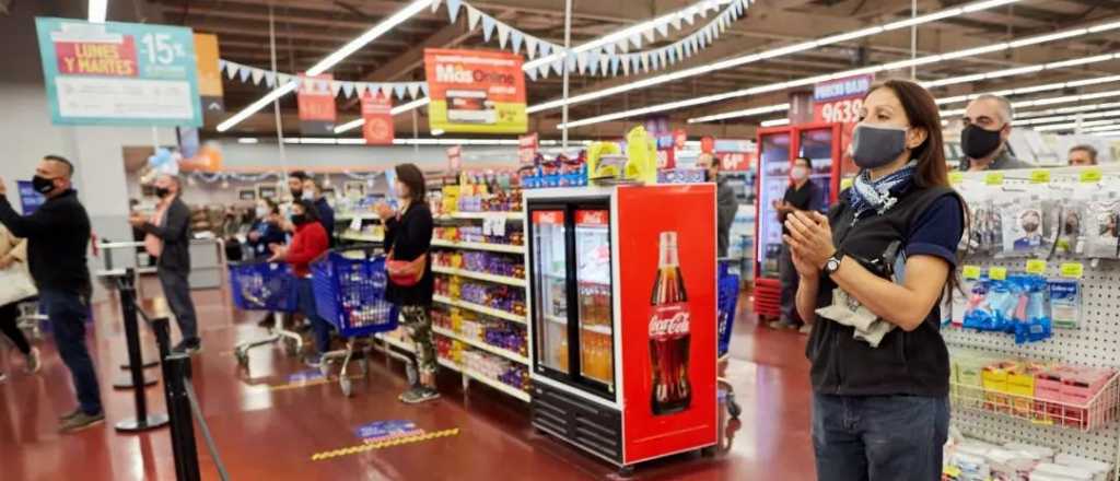 Las Heras sorprendió con el Himno en una plaza y en supermercados