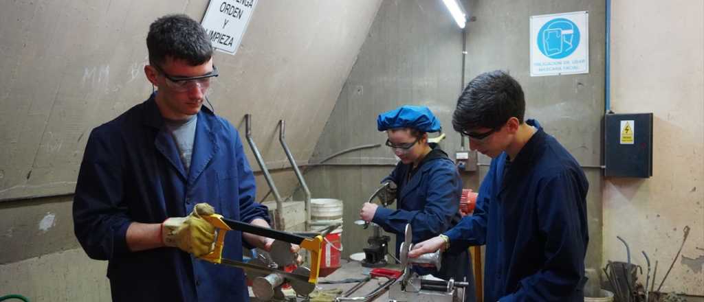 Alumnos de General Alvear fabrican medallas con aluminio reciclado