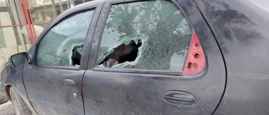 Una mujer le destrozó el auto y la casa a su ex porque no le daba dinero