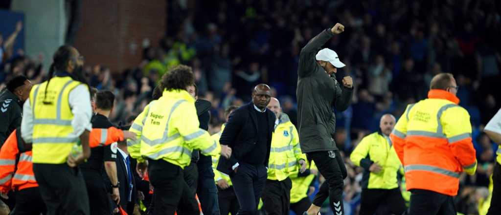 Patrick Vieira le metió una patada a un hincha que se burló de él