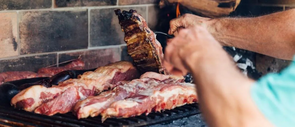 Comía un asado con amigos y murió atragantado por un pedazo de carne