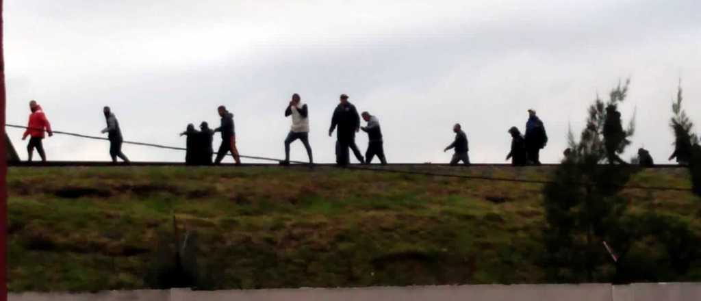 Videos: la barra de Independiente, a los tiros con la policía