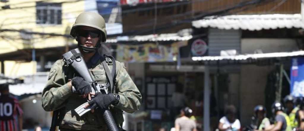 Policías brasileros metieron a un hombre a un baúl con gas pimienta y lo mataron