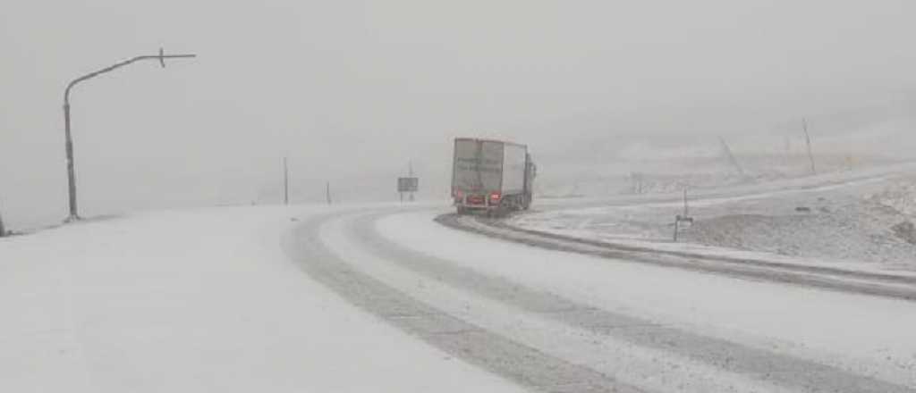 Por intensas nevadas está cerrado el Paso Cristo Redentor 