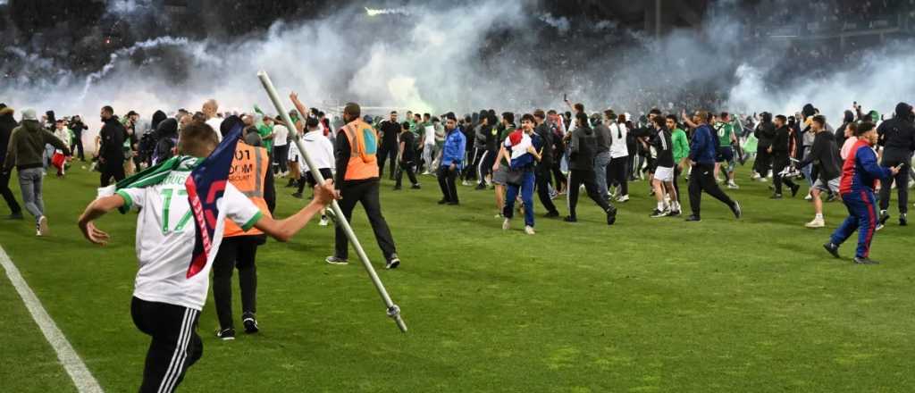 Su club descendió y tiraron bengalas a los jugadores del otro equipo