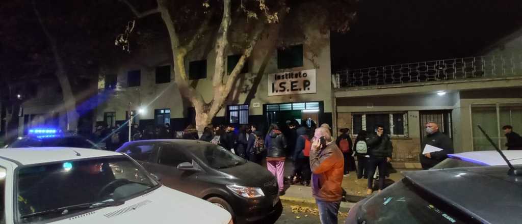 Alarma en una escuela de Godoy Cruz por una amenaza con armas