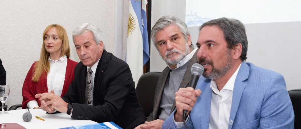 Filmus firmó en Mendoza un convenio millonario para la investigación vitivinícola