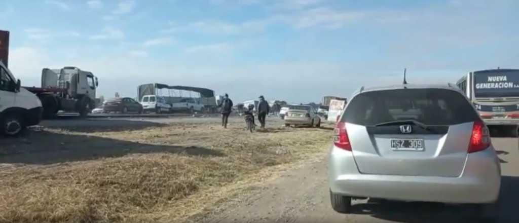 Un camión con vino volcó en el Acceso Este y la gente se llevó las botellas