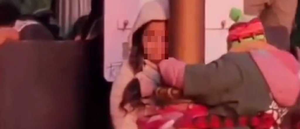 Video: ataron a sus hijos a un poste para ver a la Mona Jiménez