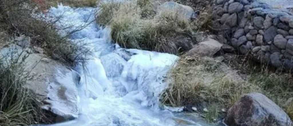 Video: el frío polar congeló una cascada en Neuquén