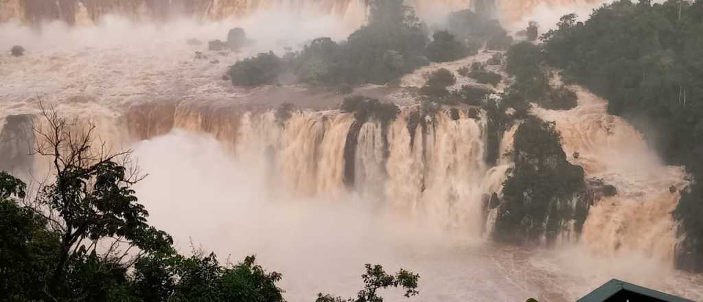 Videos: cerarron la Garganta del Diablo en las Cataratas por el caudal de agua