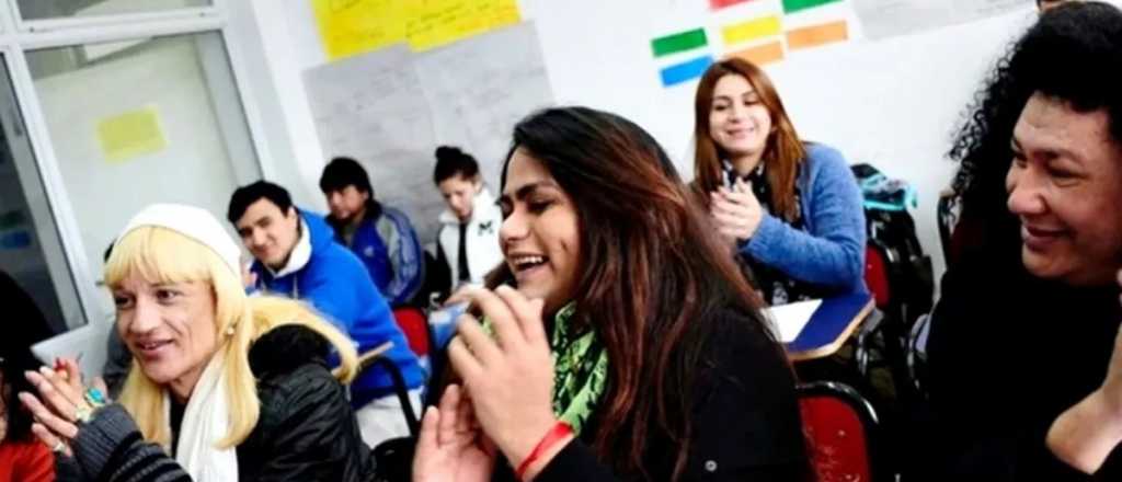 Una bodega mendocina lanzó un vino para una escuela secundaria trans