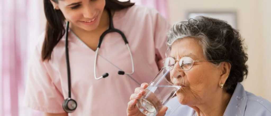 ¿Por qué tomar agua ayuda a mantener la salud mientras pasan los años?