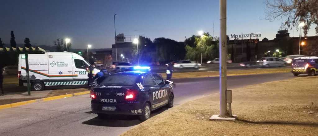 Maipú: iban en moto, chocaron contra un árbol y el conductor murió