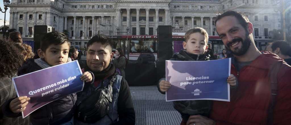 Masivo reclamo frente al Congreso por las licencias paternales