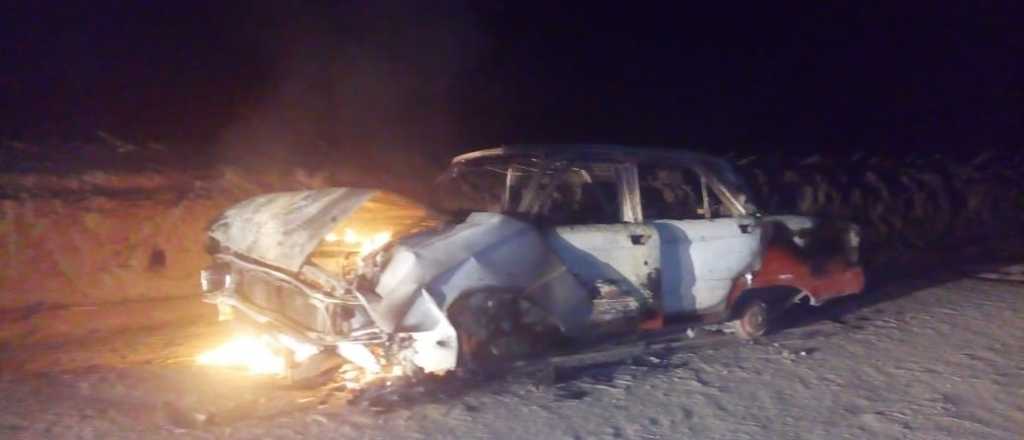 Hallan asesinado a un hombre en el baúl de un auto incendiado