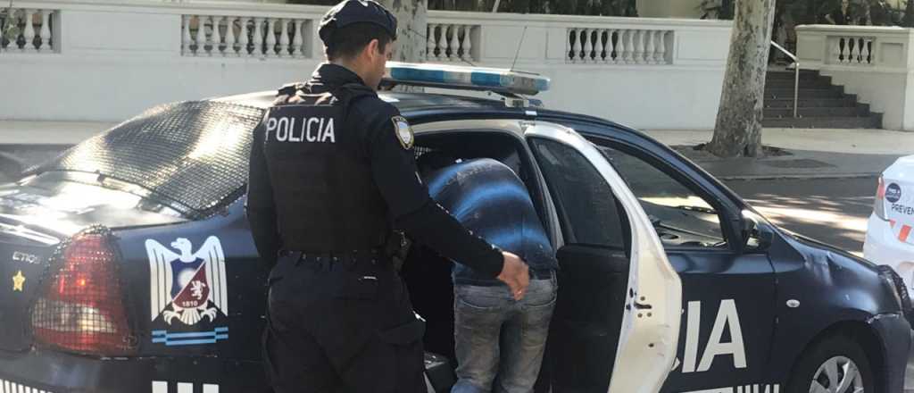 Dos jóvenes fueron asaltados y amenazados con un cuchillo en Guaymallén