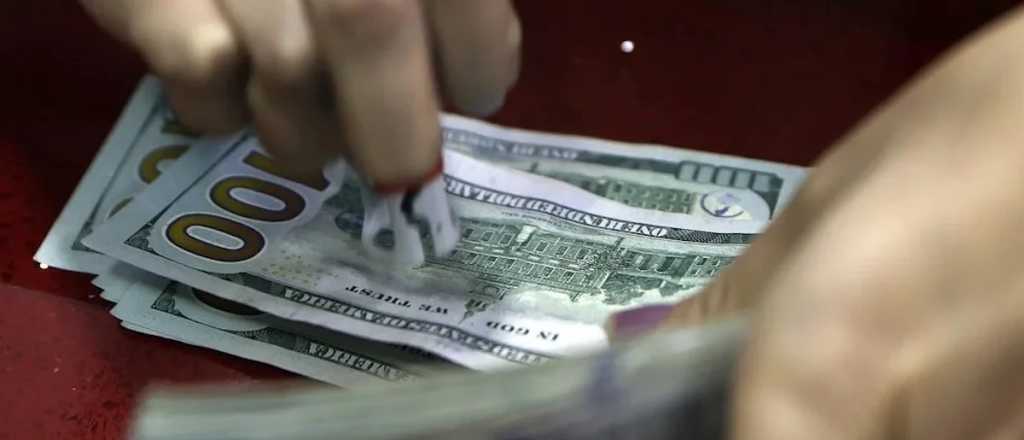 Así cotiza el dólar en el inicio de una semana corta