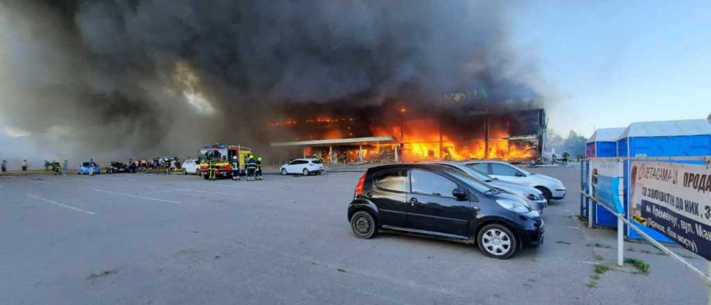 Videos: un misil ruso impactó en un shopping de Ucrania y dejó 11 muertos