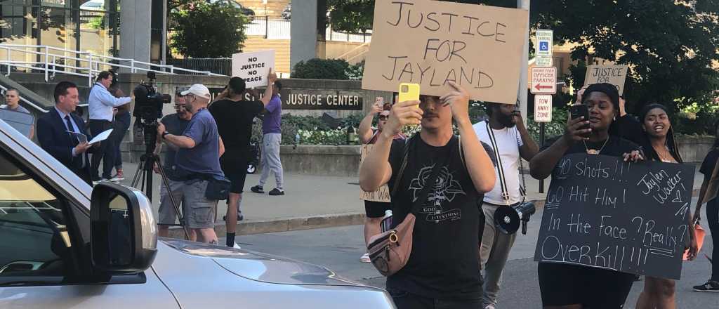 Protestas en EE.UU. por la muerte de un joven negro a manos de la policía