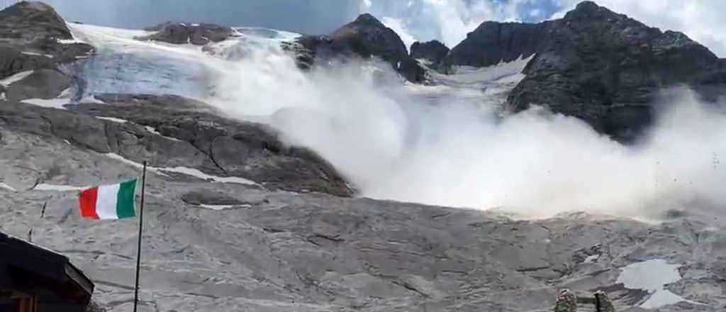 Videos: al menos seis muertos por una avalancha de nieve en Italia