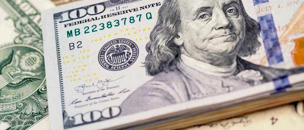 El dólar subió $7 en un día y cerró la jornada en $319