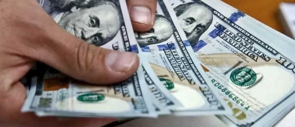 Dólar hoy: el blue pega un salto y se vende a $272