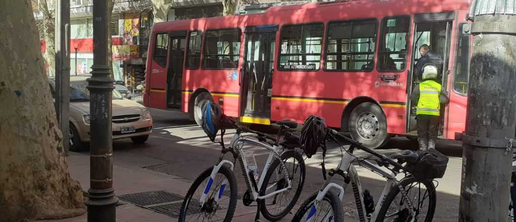 En pleno centro, un hombre murió en un colectivo de la línea 100 