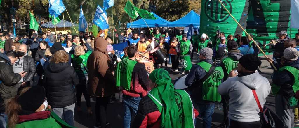 ATE realizó una ruidosa protesta frente a la Legislatura