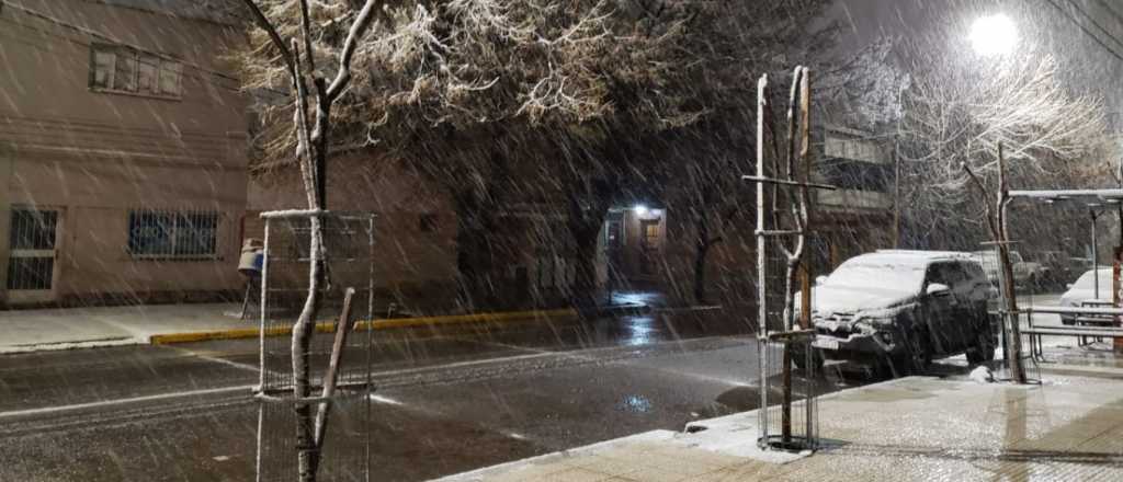 Hay cortes de luz en algunas zonas de Mendoza debido a la nieve y la lluvia