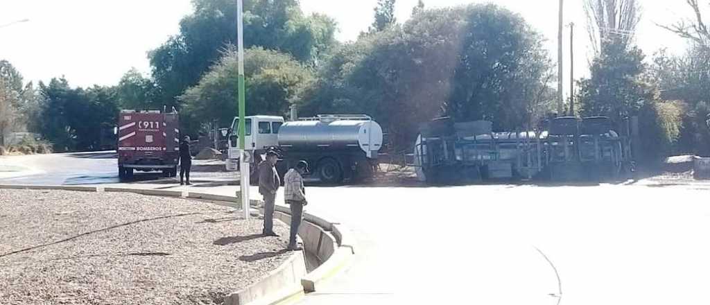 Video: un camionero que transportaba vino volcó en Junín